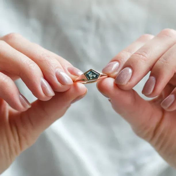 Originální zlatý prsten s asymetrickým modrozeleným safírem TAYLOR Image