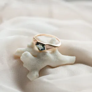 Originální zlatý prsten s asymetrickým modrozeleným safírem TAYLOR Thumbnail