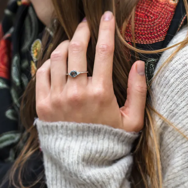 Netradiční zásnubní prsten s rutilovým křišťálem a diamanty PRECIOUS Image