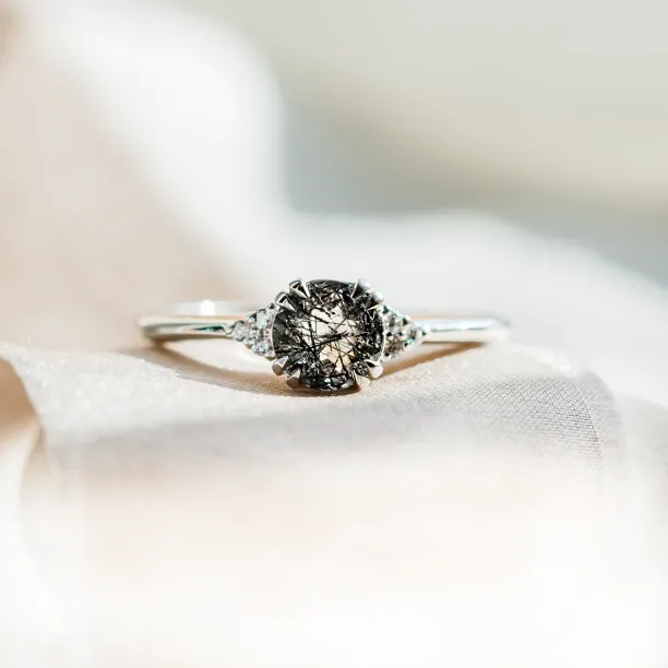 Netradiční zásnubní prsten s rutilovým křišťálem a diamanty PRECIOUS Image