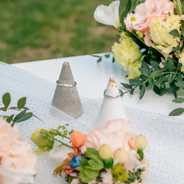 Netradiční snubní prsteny s lesklým povrchem ESTELA Image