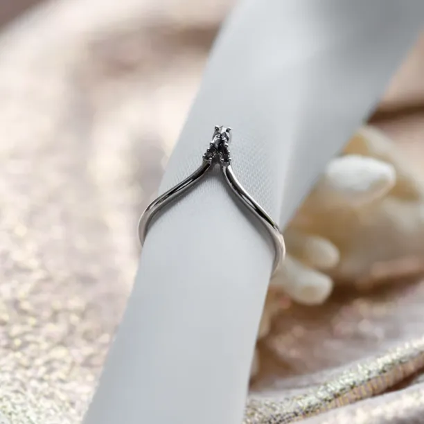 Vykrojený zlatý prsten se salt and pepper diamantem LEILA Image