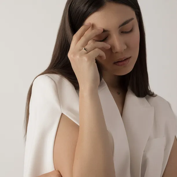 Zlatý atypický prsten s asymetrickým růžovým safírem EDITH Image