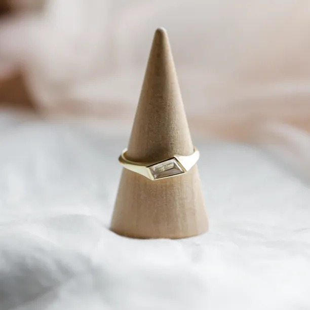 Zlatý atypický prsten s asymetrickým růžovým safírem EDITH Image