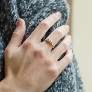 Zlatý atypický prsten s asymetrickým růžovým safírem EDITH Thumbnail