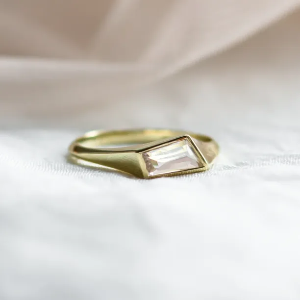 Zlatý atypický prsten s asymetrickým růžovým safírem EDITH Image