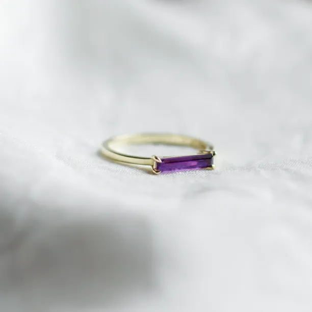 Gold ring with baguette amethyst AYLA Image