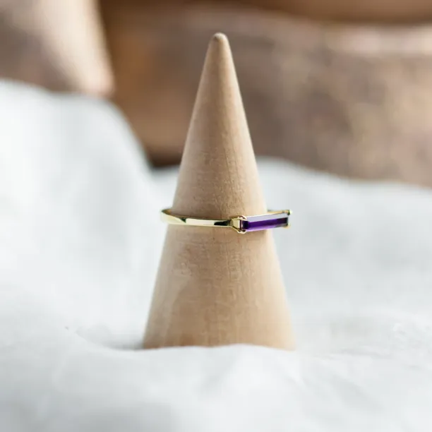Gold ring with baguette amethyst AYLA Image