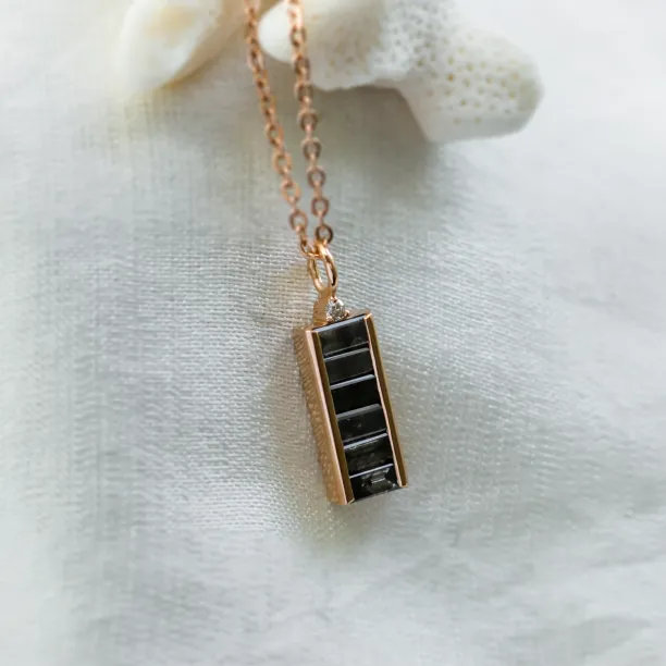 Gold pendant with salt and pepper diamonds and classic diamond EVERLY Image