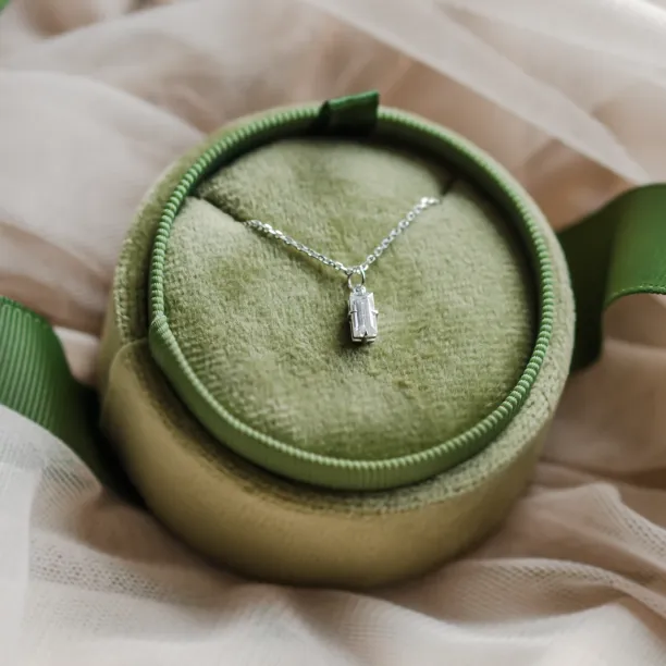 Zlatý přívěsek s baguette moissanitem ABIGAIL Image