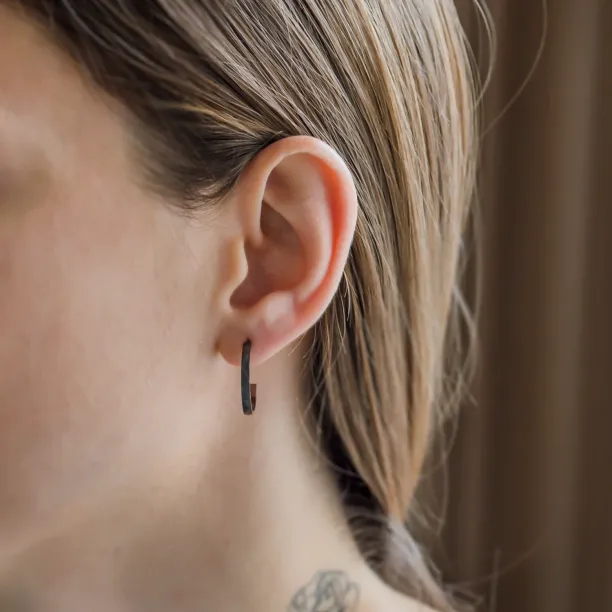 Černé kruhové náušnice ze zlata LIV Image