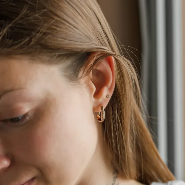 Zlaté kruhové náušnice s nerovnoměrným tvarem BREE Image