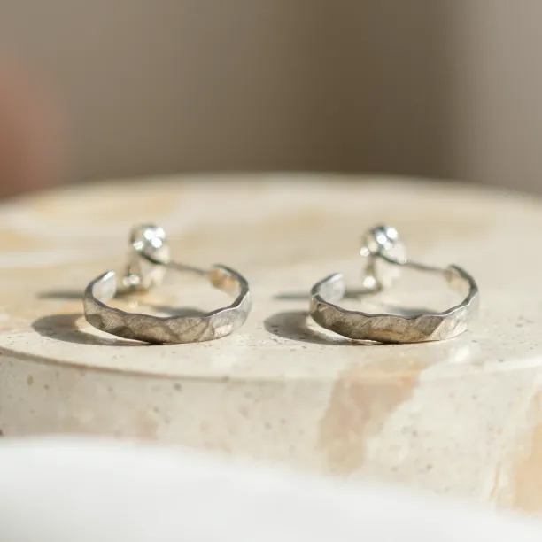 Zlaté kruhové náušnice s nerovnoměrným tvarem BREE Image