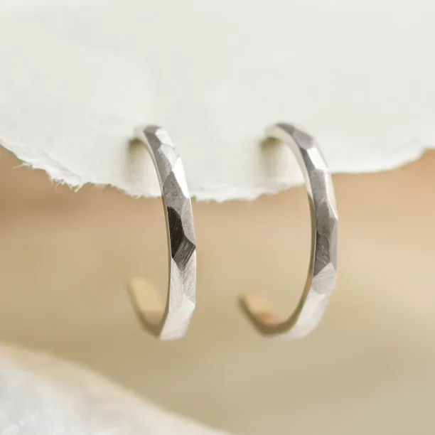 Zlaté kruhové náušnice s tepaným povrchem ISLA Image