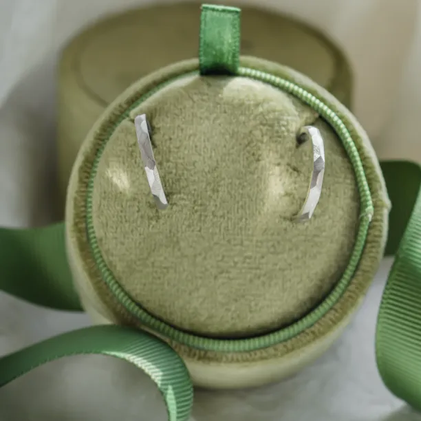 Zlaté kruhové náušnice s tepaným povrchem ISLA Image