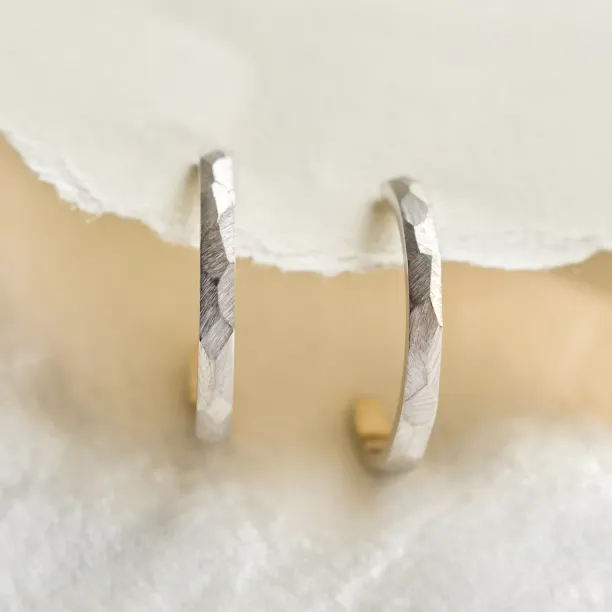 Zlaté kruhové náušnice s tepaným povrchem ISLA Image