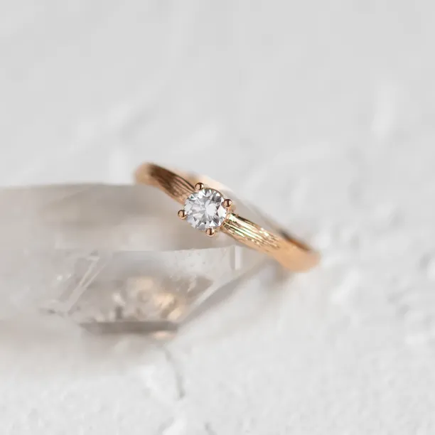 Netradiční zásnubní prsten s diamantem a povrchem stromové kůry RIA Image