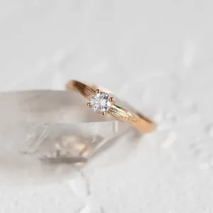 Netradiční zásnubní prsten s diamantem a povrchem stromové kůry RIA Thumbnail