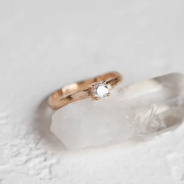 Netradiční zásnubní prsten s diamantem a povrchem stromové kůry RIA Image