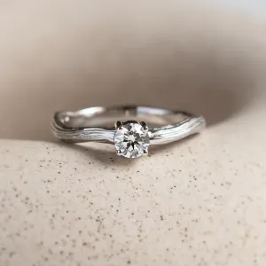 Netradiční zásnubní prsten s diamantem a povrchem stromové kůry RIA