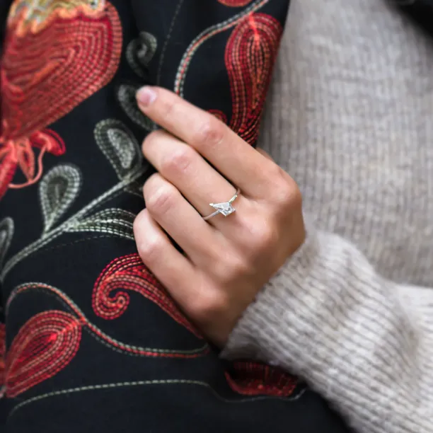 Netradiční zlatý prsten s kite moissanitem JODIE Image