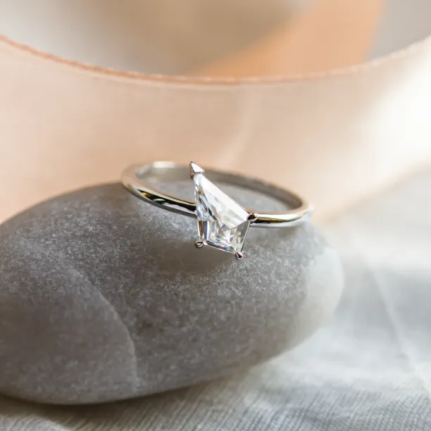 Netradiční zlatý prsten s kite moissanitem JODIE Image