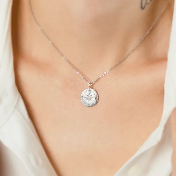 Zlatý náhrdelník s atypickým povrchem v designu kompasu FAITH Image