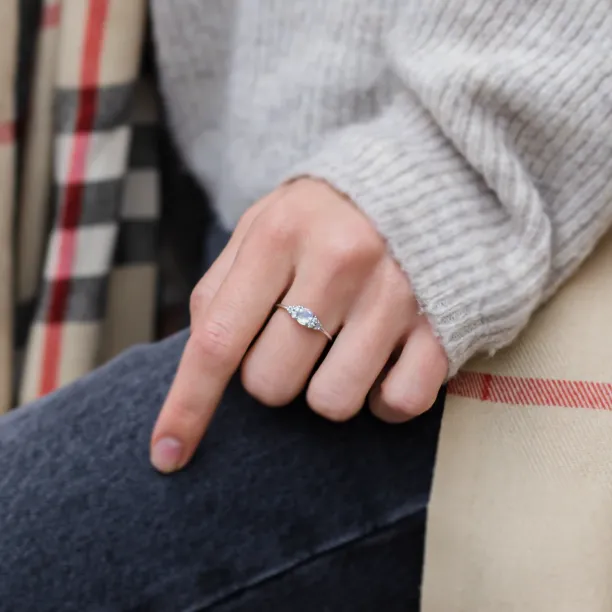 Zlatý zásnubní prsten s měsíčním kamenem DARLEEN Image