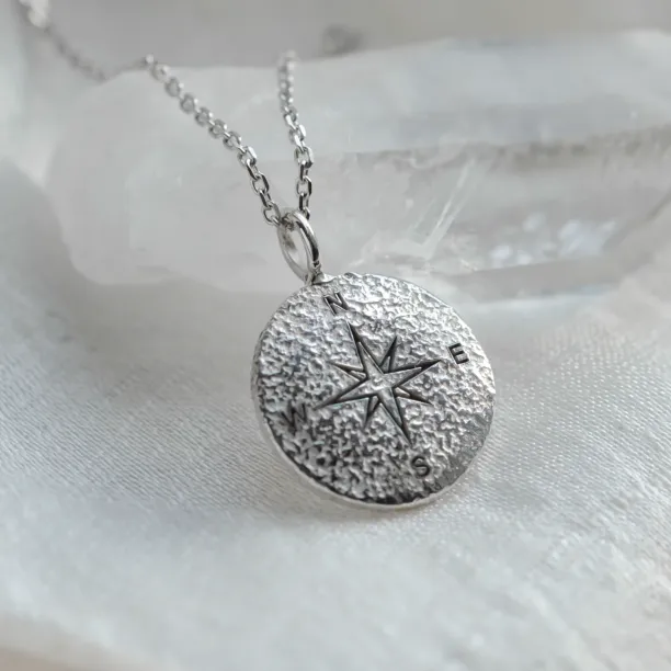 Zlatý náhrdelník s atypickým povrchem v designu kompasu FAITH Image