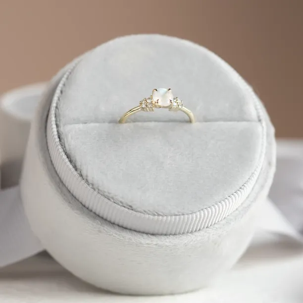 Zlatý zásnubní prsten s měsíčním kamenem DARLEEN Image