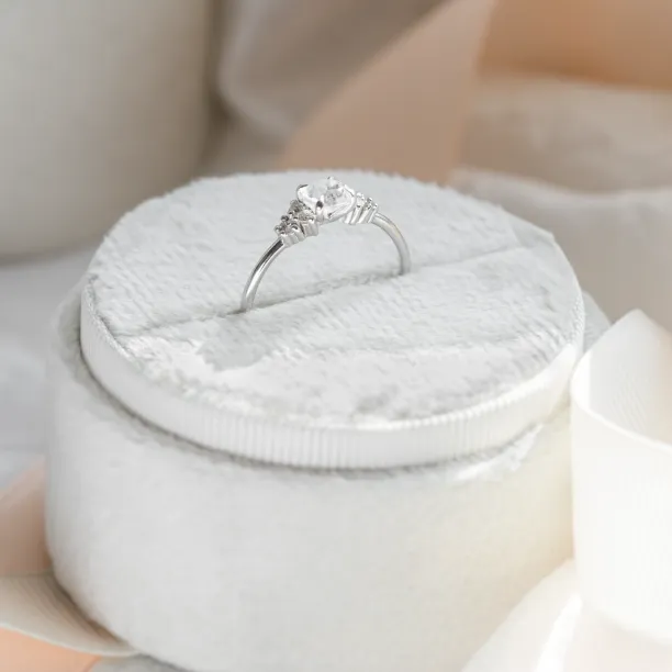 Zlatý zásnubní prsten s měsíčním kamenem DARLEEN Image