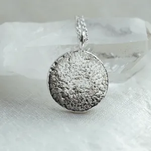 Zlatý náhrdelník s atypickým povrchem v designu kompasu FAITH Thumbnail