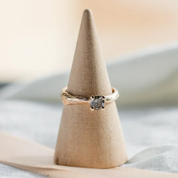 Twig-shaped ring with salt and pepper diamond DREAM Image