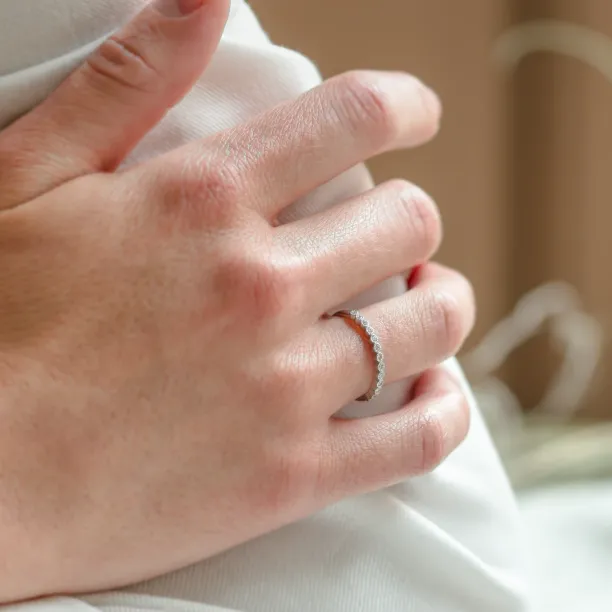 Zlatý prsten s diamanty v half eternity provedení CHRISTINE Image