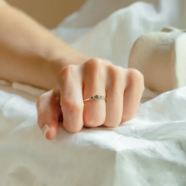 Zlatý prsten s trojicí salt and pepper diamantů SOARIS Image