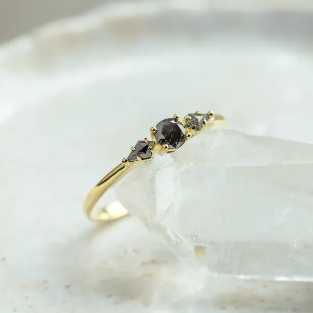 Zlatý prsten s trojicí salt and pepper diamantů SOARIS Image