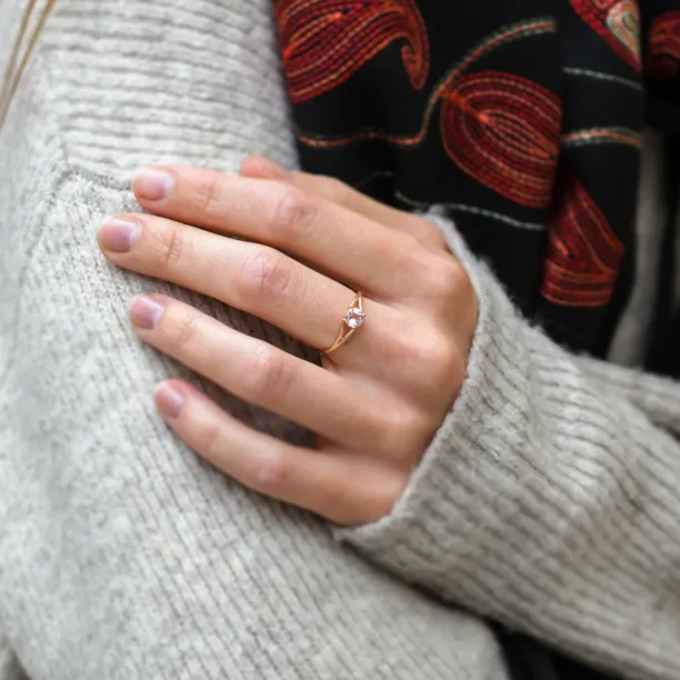 Delicate gold ring with morganite ROSALIS Image