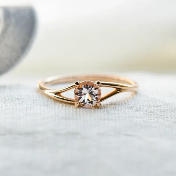 Delicate gold ring with morganite ROSALIS Image