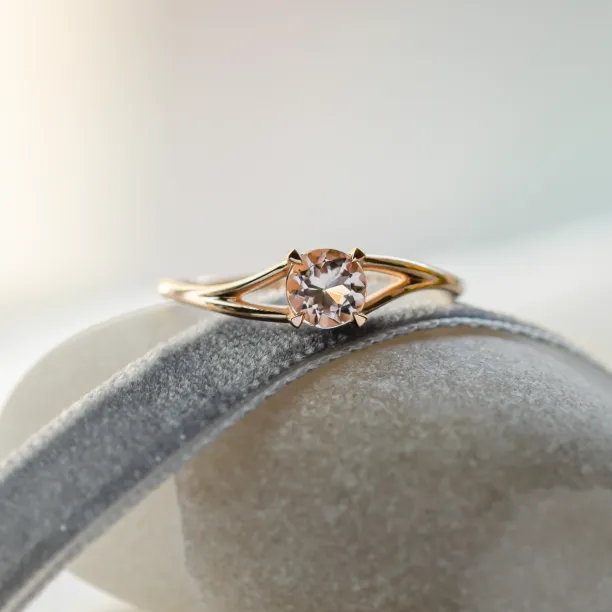 Delicate gold ring with morganite ROSALIS Image