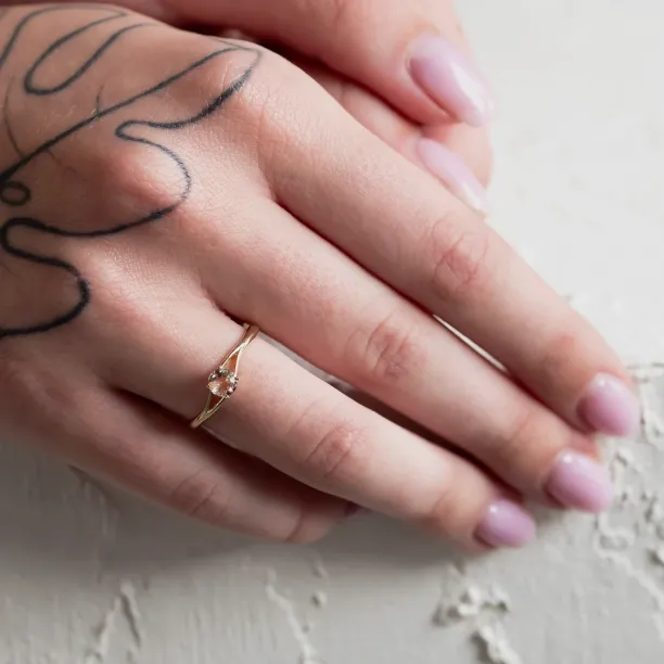 Delicate gold ring with morganite ROSALIS Image
