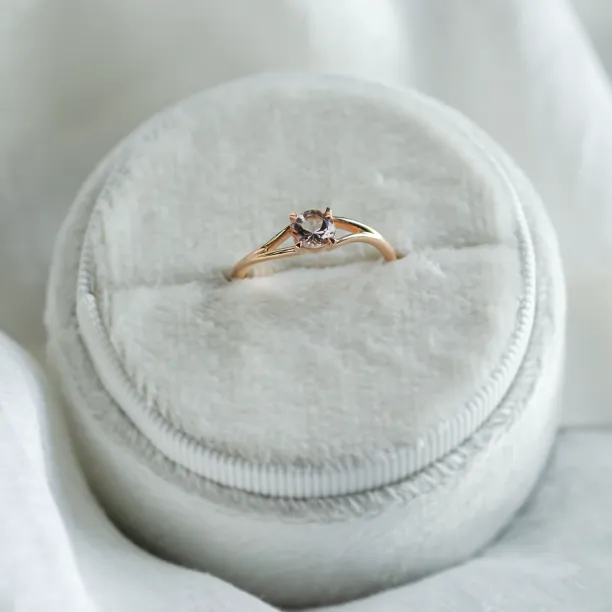 Delicate gold ring with morganite ROSALIS Image