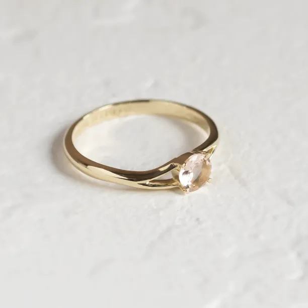 Delicate gold ring with morganite ROSALIS Image