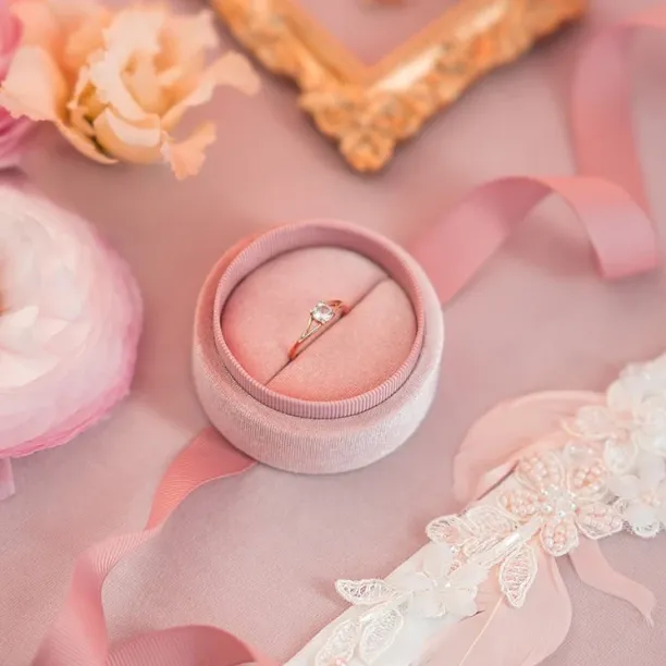 Delicate gold ring with morganite ROSALIS Image