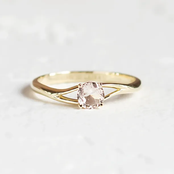 Delicate gold ring with morganite ROSALIS Image