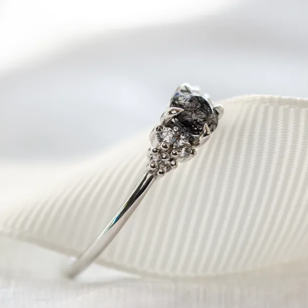 Zlatý prsten s rutilovým křišťálem a diamanty HESTIÁ  Image