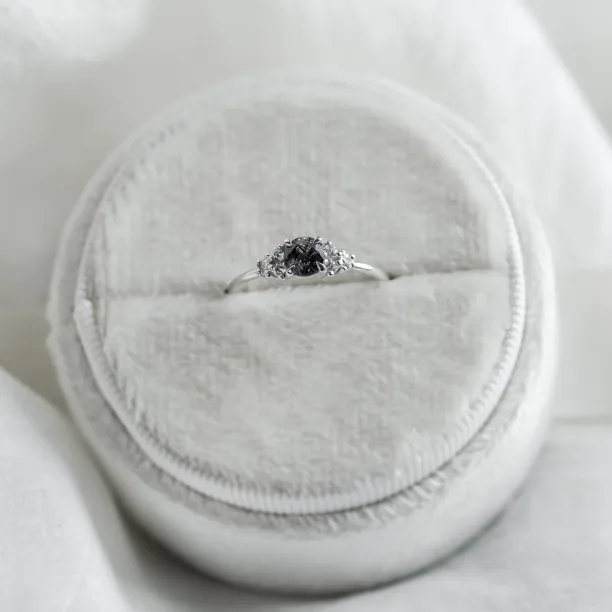 Zlatý prsten s rutilovým křišťálem a diamanty HESTIÁ  Image