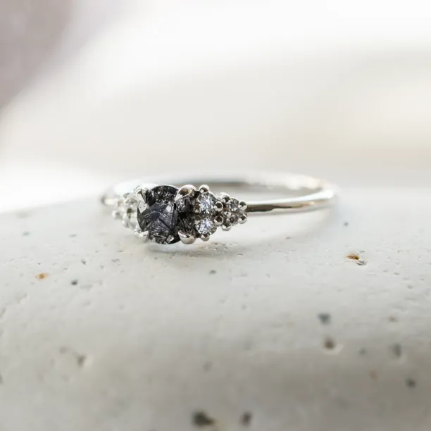 Zlatý prsten s rutilovým křišťálem a diamanty HESTIÁ  Image