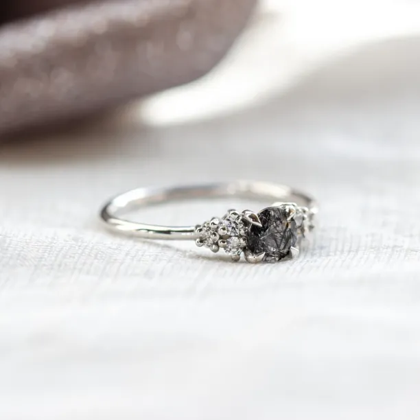 Zlatý prsten s rutilovým křišťálem a diamanty HESTIÁ  Image