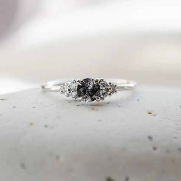 Zlatý prsten s rutilovým křišťálem a diamanty HESTIÁ  Image