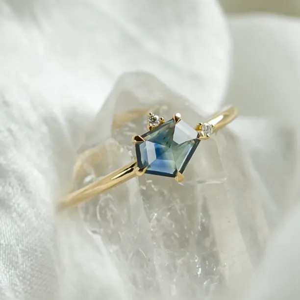 Gold ring with asymmetric sapphire SIGNIFICA Image